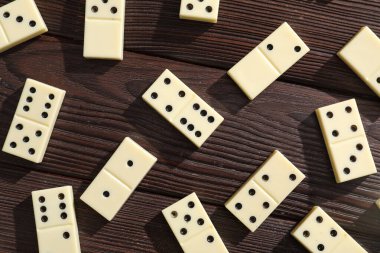 Koyu ahşap arka planda birçok beyaz domino bloğu