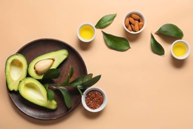 Taze avokado, yağlı kase, badem ve keten tohumlarıyla renklendirilmiş kompozisyon