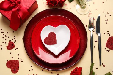 Hediye kutusu, kalpler ve sarı arka planda kırmızı güller olan güzel bir masa. Sevgililer Günü kutlaması