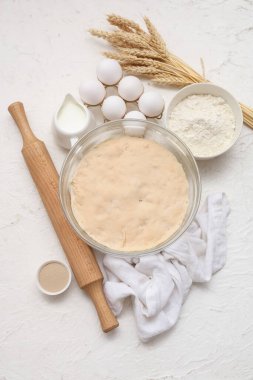 Beyaz arka planda ahşap oklamalı, hamurlu ve malzemeli kompozisyon