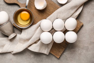 Gri arka planda çiğ tavuk yumurtası.