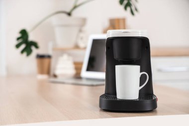 Mutfaktaki fincanlı kahve makinesi, yakın plan.