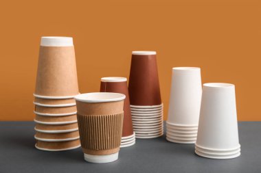 Renkli arka planda tek kullanımlık kahve fincanları