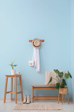 Süslü koridorun içinde raf, bank ve masa var.