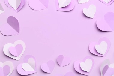 Leylak arkaplanındaki kağıt kalplerden yapılmış çerçeve. Sevgililer Günü kutlaması