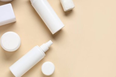 Bej arka planda kavanozlar ve kozmetik ürünleri