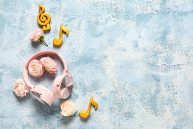 Kulaklıklar, notlar ve güllerle dolu bir arka plan. Sevgililer Günü kutlaması