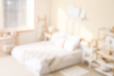 Konforlu yatak, raf ünitesi ve yatak odasının içindeki çerçeveler. Bulanık görünüm