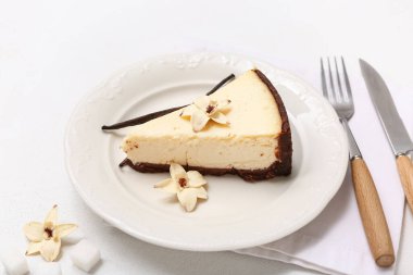 Beyaz arka planda tatlı vanilyalı cheesecake tabağı