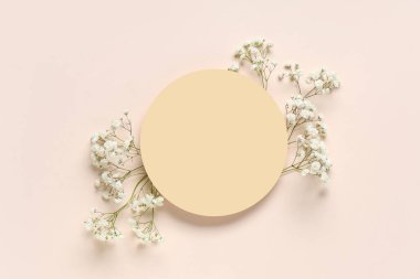 Güzel çingene ve bej arka planda boş kağıt tabaka