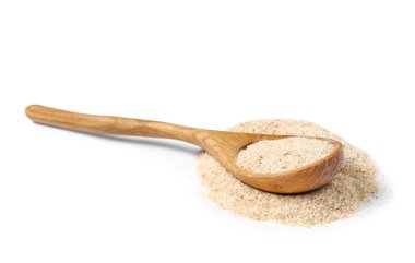 Beyaz zemin üzerinde psyllium kabuk pudrası ile kaşık