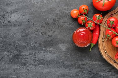 Lezzetli ketçaplı kase ve grunge arkaplanda malzemeler