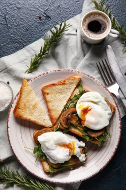 Lezzetli yumurta, Benedict ve siyah arka planda bir fincan kahve.