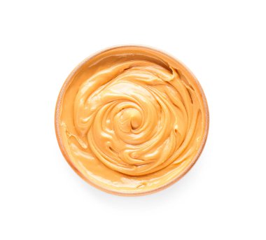 Beyaz arka planda lezzetli fıstık ezmeli kase.