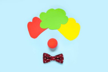 Palyaçonun yüzü kağıt saç, top ve papyon renginde.