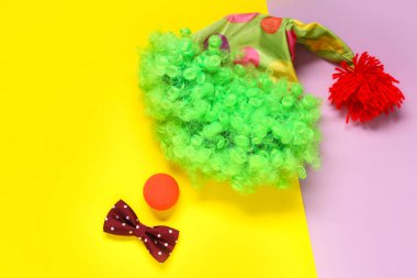 Palyaçonun yüzü peruk, şapka, top ve papyon renginde.