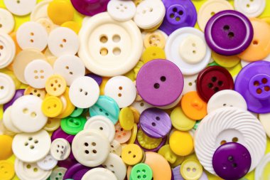 Sarı arkaplandaki farklı renkli düğmelerin dokusu