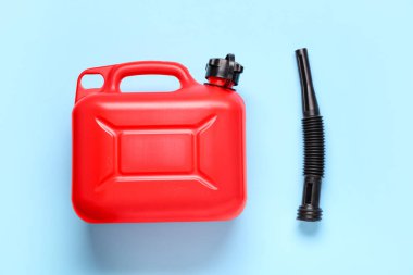 Mavi arka planda lastik başlıklı kırmızı plastik kutu.