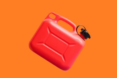 Turuncu arka planda kırmızı plastik kutu