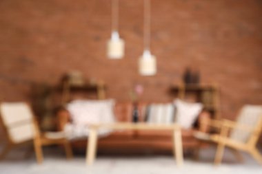 Konforlu kanepe, hasır koltuklar ve oturma odasının içindeki kahve masası. Bulanık görünüm