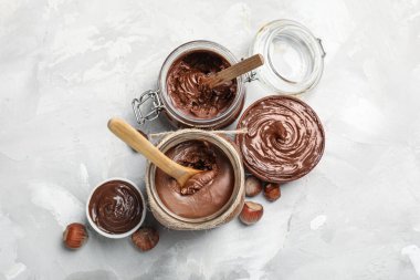 Fındıklı fındıklı fındıklı lezzetli çikolata kaseleri ve kavanozlar.