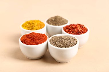 Renkli arka planda taze aromatik baharatlar içeren kompozisyon