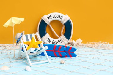 Denizyıldızı, ağ, deniz kabukları, dekoratif iskemle, arka planda şapka ve şemsiye