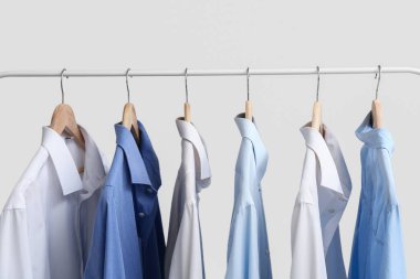 Gri arkaplanda şık yakalı gömlekler.