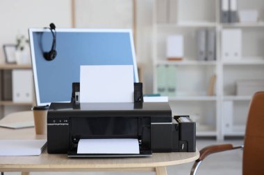 Ofisinde kağıt kağıtlar olan modern yazıcı