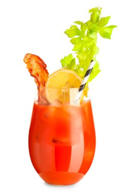 Beyaz arka planda domuz pastırması, kereviz ve limonlu Bloody Mary kokteyli.