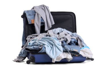 Beyaz arka planda izole edilmiş kirli çamaşırlarla dolu bavul.