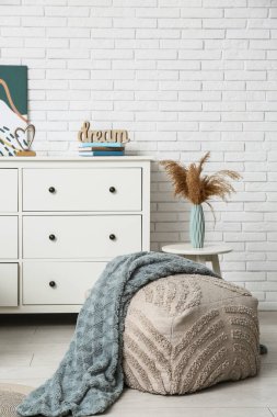 Kareli kumaşlı ve tuvaletli oturma odasının içi.