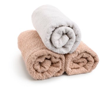 Beyaz arka planda izole edilmiş farklı temiz havlular, yakın plan.