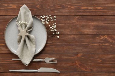 Ahşap arka planda çingene çiçekleri olan güzel bir masa.