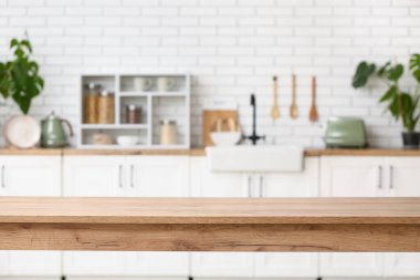 Ahşap masa bulanık mutfak manzarasına karşı, yakın plan.