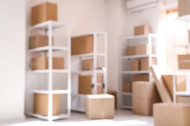 Raflarda karton kutular olan hafif deponun bulanık görüntüsü