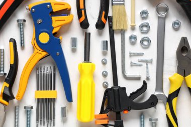 Beyaz grunge arkaplan üzerinde inşaat araçları düzenleme, yakın çekim