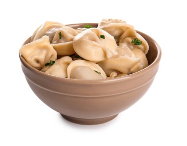 Bir kase lezzetli kaynamış hamur köftesi maydanozlu ve beyaz arka planda yeşil soğanlı.