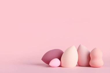 Pembe arka planda birçok makyaj süngeri