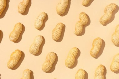 Bej arka planda bir sürü soyulmamış fıstık