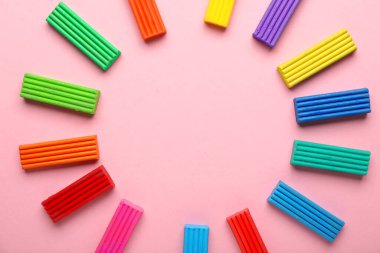 Pembe arka planda renkli plastikten yapılmış çerçeve