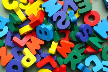 Yeşil arkaplanda renkli İngilizce harfler