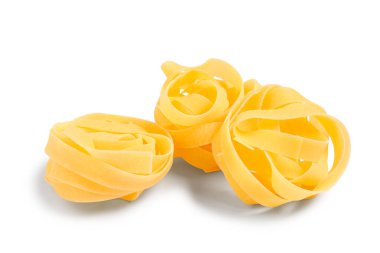 Beyaz arka planda çiğ makarna.