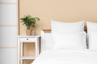 Yatak ve masa üzerinde beyaz çarşaflar olan odanın içinde.