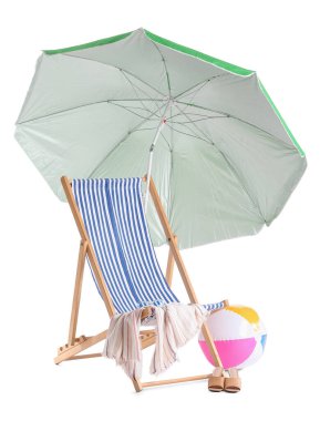 Yeşil plaj şemsiyeli çizgili güverte sandalyesi ve beyaz arka planda izole edilmiş seyahat aksesuarları.