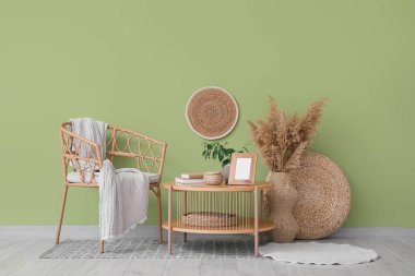 Kahve masası ve sandalye oturma odasının iç tarafındaki yeşil duvarın yanında.