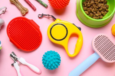 Yemek kasesi ve pembe arka planda farklı hayvan aksesuarları.