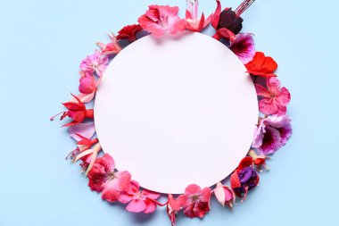 Mavi arka planda farklı güzel, yenilebilir çiçekleri olan boş bir kart.