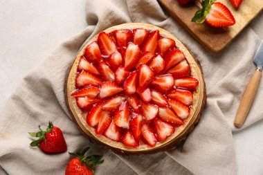 Beyaz arka planda tatlı çilekli ahşap bir tahta.