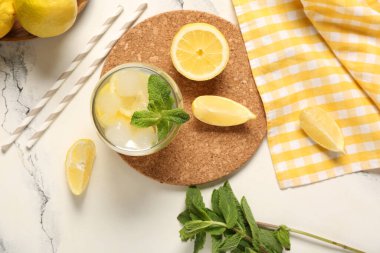 Beyaz arka planda naneli taze limonata.